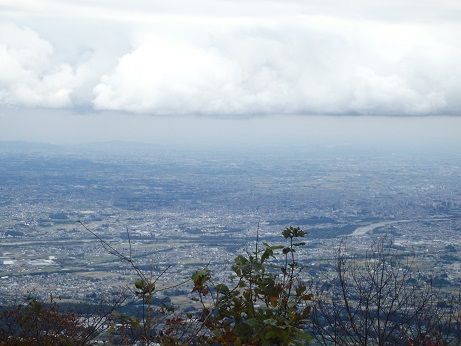 １９　前橋の上に雲