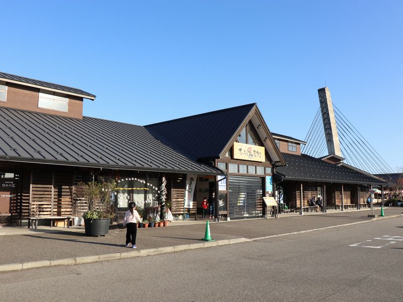富山県の2つの道の駅を紹介 雨晴海岸の新しい 道の駅 雨晴 と氷見漁港そば 氷見漁港場外市場 ひみ番屋街 あさぴーのおいしい独り言 富山県の2つの道の駅を紹介 雨晴海岸の新しい 道の駅 雨晴 と氷見漁港そば 氷見漁港場外市場 ひみ番屋街 あさぴーのおいしい独り言