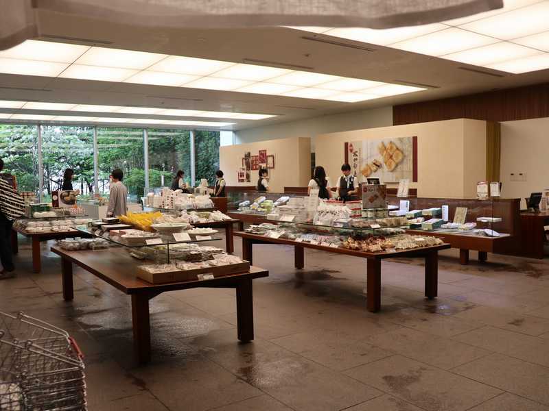帯広の有名菓子店 六花亭 札幌本店 賞味期限2時間 雪こんチーズ と マルセイアイスサンド を食べる あさぴーのおいしい独り言 帯広の有名菓子店 六花亭 札幌本店 賞味期限2時間 雪こんチーズ と マルセイアイスサンド を食べる あさぴーのおいしい独り言