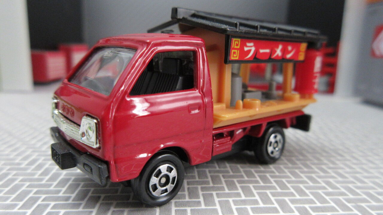 どこか懐かしい街で見かけるくるまセット なんだこれは