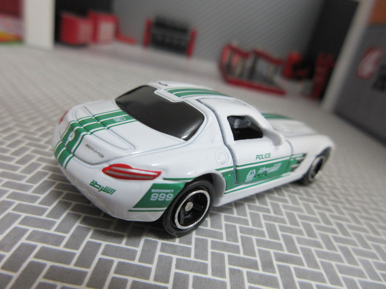 SLS AMG ドバイ警察 : 自分の好きな音を勝手に出す