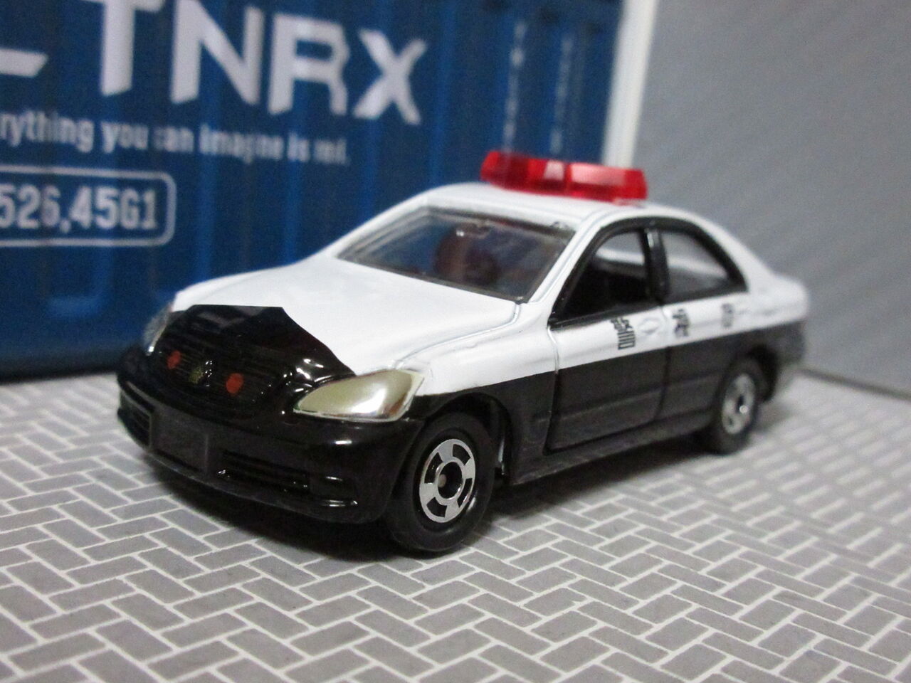 トミカ　トヨタ　180系　ゼロクラウン　レーダーパトカー Amazon.co.jp: トミカトヨタ180系 ゼロクラウン 警らパトロール