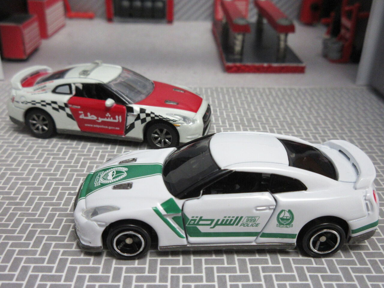 日産 トミカ GTR パトカー ドバイ警察