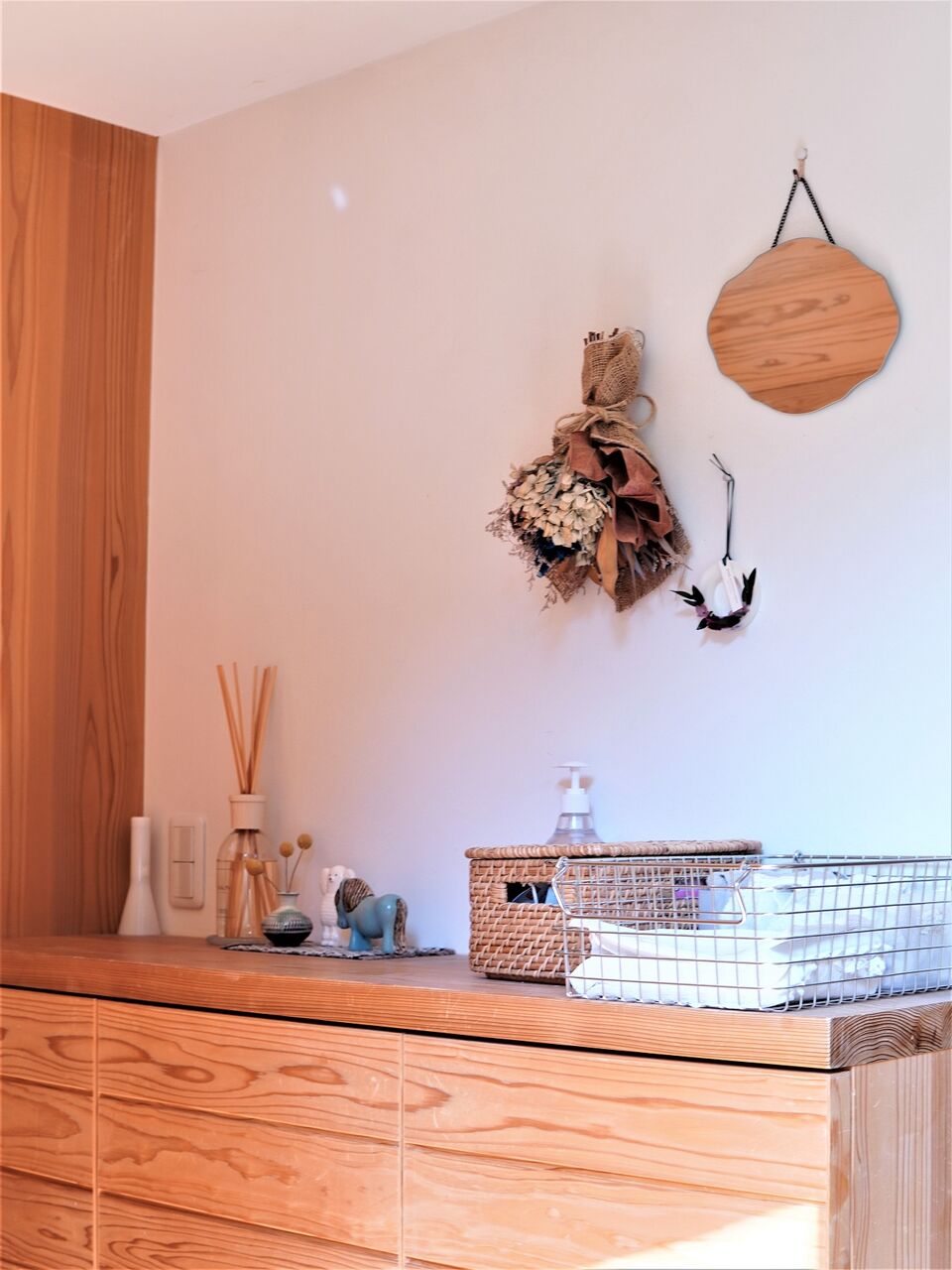 イケア】素敵な壁掛けミラー「ROSSARED」模様替えで壁をイメチェン