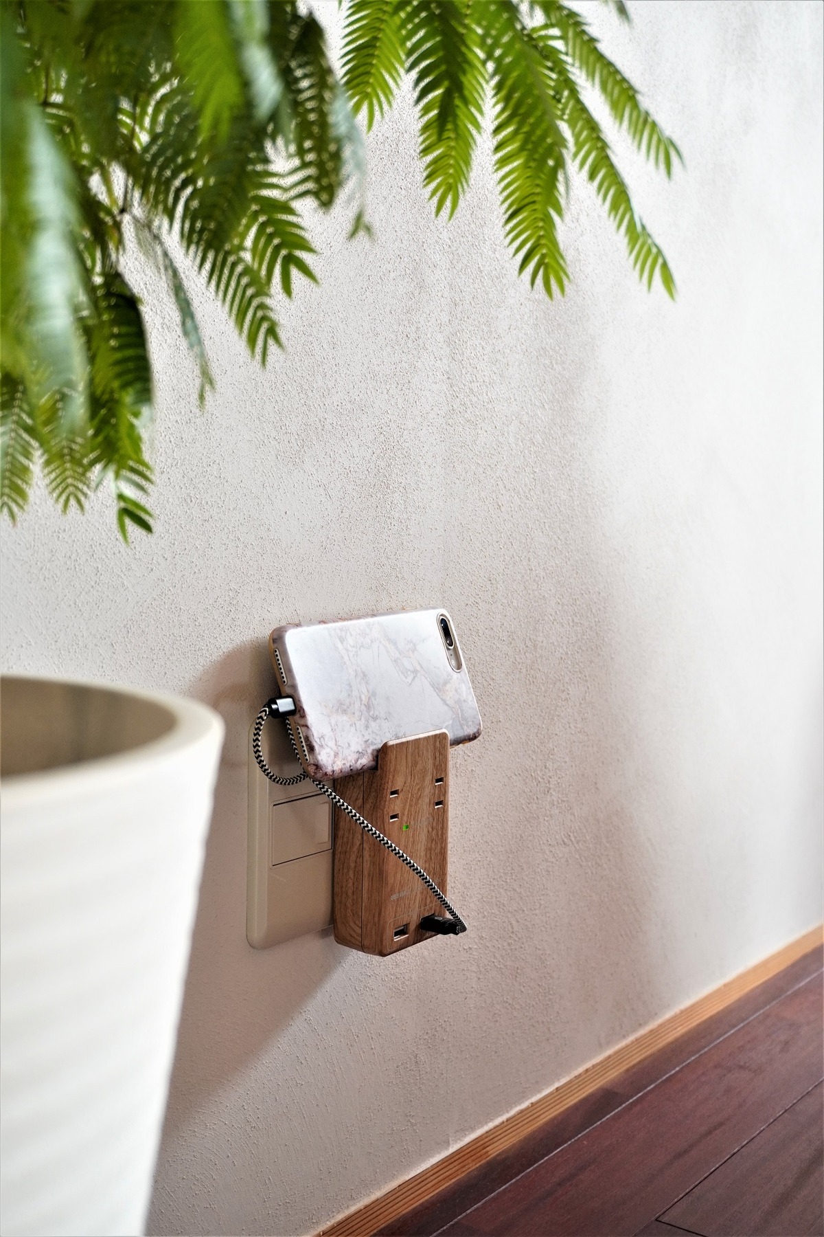 【楽天PR】インテリアに溶け込む！スマホをすっきり充電出来る電源タップ♪