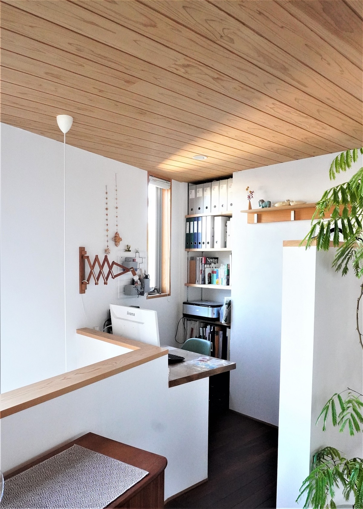 無印良品壁に付けられる家具風!?イケアのフックと木板で簡単DIY！