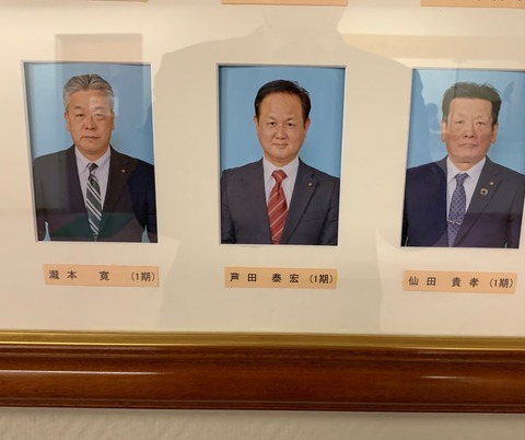（UP）議会棟写真入り一覧掲示