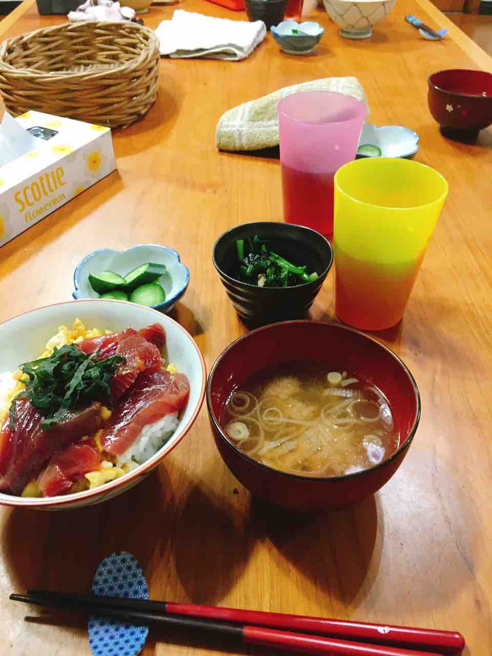 なほかさんちの毎日三食献立日記 おやつ付き 晩ごはん 色味の綺麗なかつおのヅケ丼 なほかさんちの毎日三食献立日記 おやつ付き 晩ごはん 色味の綺麗なかつおのヅケ丼