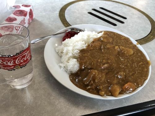 【悲報】ワイ、200円のカレーを一人で食う