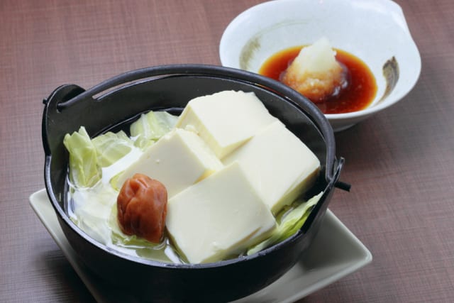湯豆腐なんてものうめーーって食べるの日本人だけだよな