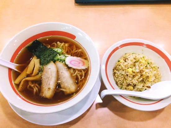 【画像】ラーメン半チャーハンセットとかいう無能