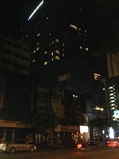 右隣にはニッコーホテル