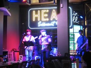 タイ人ライブハウスで