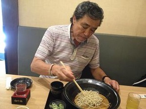 蕎麦を手繰る