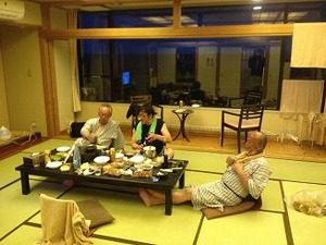 二次会は夜半まで続く