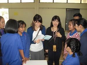 生徒とタイ語で会話