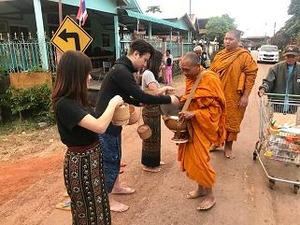 第一弾のお寺は托鉢僧が3人