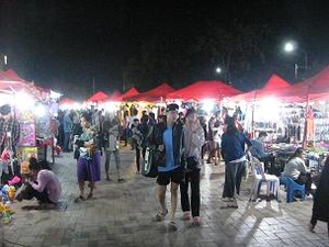 露店を歩く