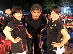 Tシャツ当たってポーズ