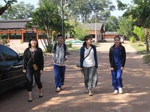 学校案内される2人