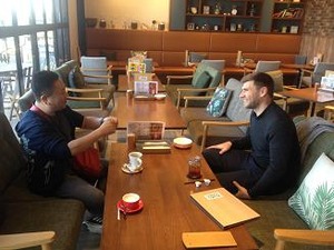 談笑する2人