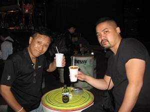 外のバーで乾杯