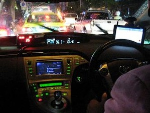乗車拒否も当たり前のタクシー