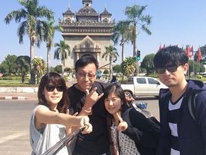 パトゥーサイ前で