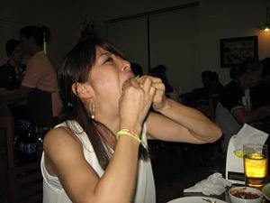豪快にかぶりつく