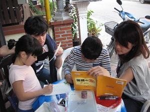 宿題手伝う2人