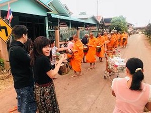 托鉢僧にタンブンします