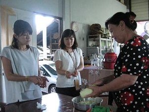母からソムタム作りを教わる2人