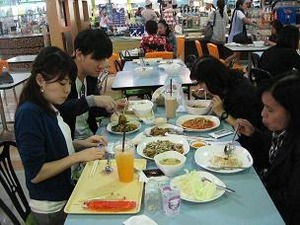 フードコートでタイ飯昼食