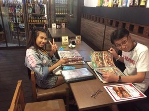 さて何を頼みますかのぉ