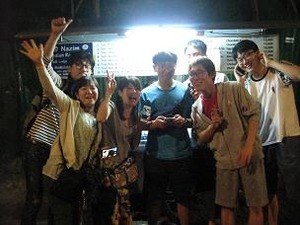 屋台前で日本時間のハッピーニューイヤー