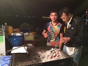 メコン川沿いで暖を取る