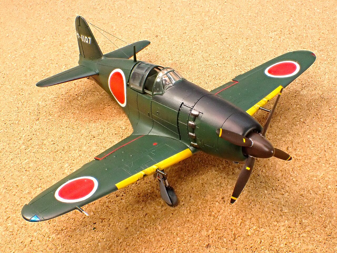 Amazon | ハセガワ 1/72 局地戦闘機 雷電21型&零戦52型 コンボ