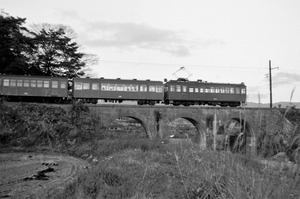 鉄道橋のモノクロ写真　電車　鉄道 鉄道橋のモノクロ写真 電車 鉄道