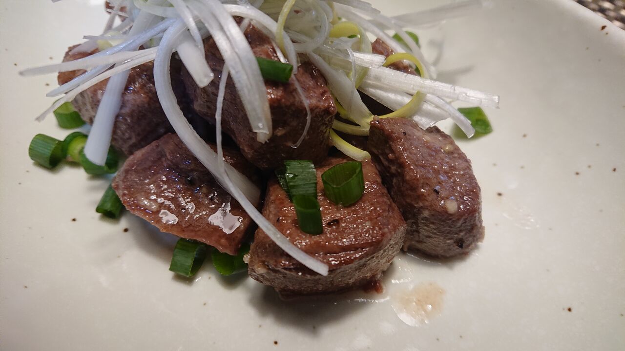 編集部キッチン 記者 牛タンサイコロ肉でタン塩レモン焼きする みちのく 行ったり来たり 編集部キッチン 記者 牛タンサイコロ肉でタン塩レモン焼きする みちのく 行ったり来たり