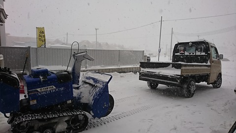 車が雪で埋もれてる 笑 これに比べたら秋田市内の雪はたいしたことないか 猫好き 釣り好き 車好き な不動産屋のエトセトラ