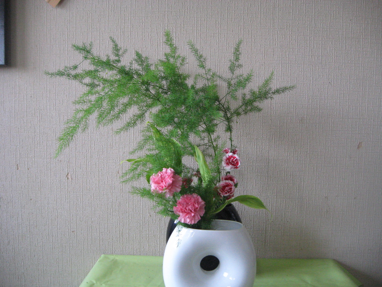 複数花器は 置き方の工夫で 草月流上村春洸ぎゃらりー