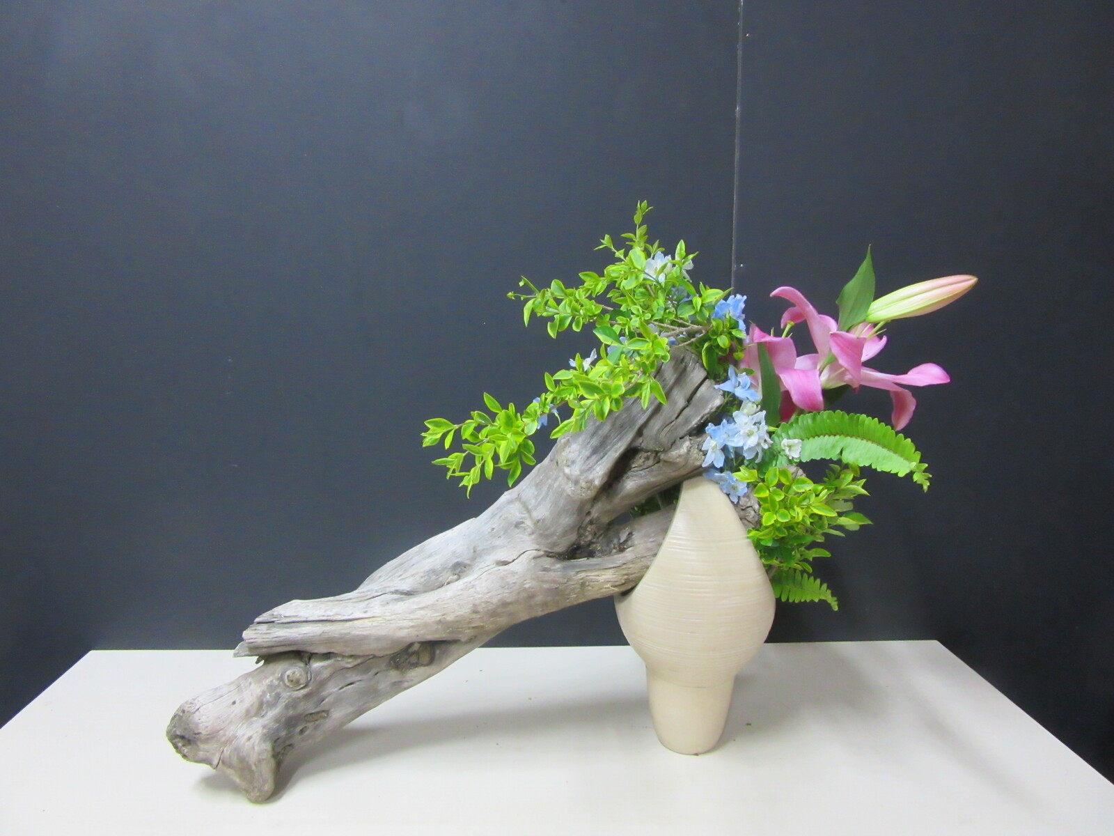 流木が主役 草月流上村春洸ぎゃらりー