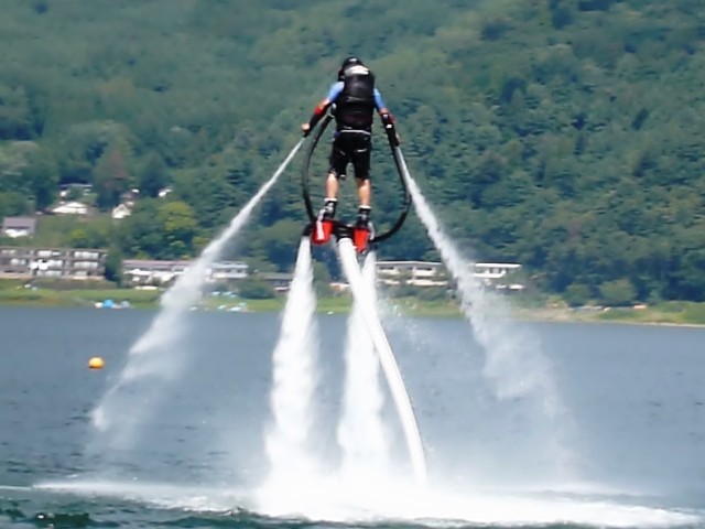 水圧で空を飛ぶ フライ ボード 2回目の挑戦 遊びのホームラン王 水圧で空を飛ぶ フライ ボード 2回目の挑戦 遊びのホームラン王