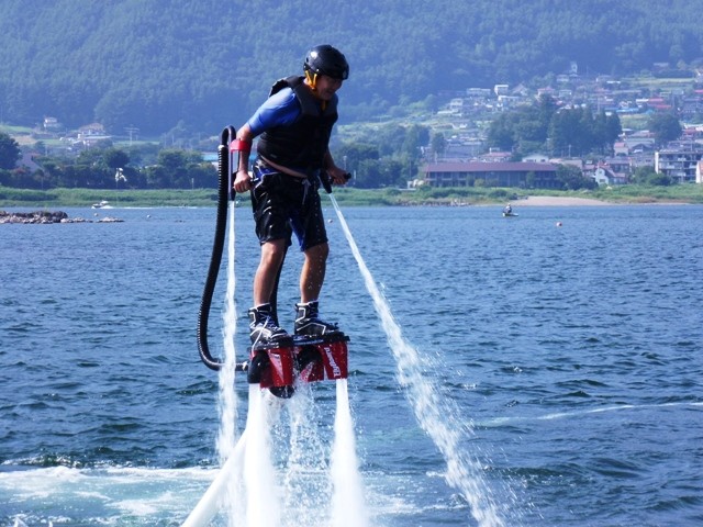 水圧で空を飛ぶ フライ ボードで飛びました 遊びのホームラン王 水圧で空を飛ぶ フライ ボードで飛びました 遊びのホームラン王