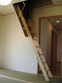 屋根裏収納
