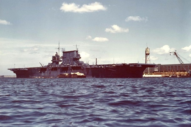 USS_Saratoga_(CV-3)_at_Pearl_Harbor_1942