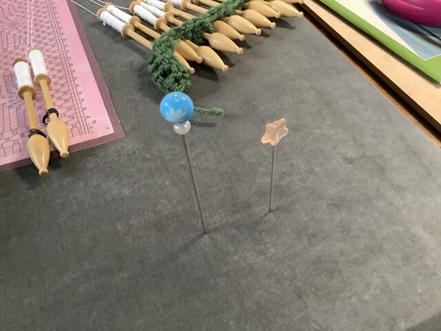 ボビンレース 100均でディバイスピン作ってみた 代用にコサージュピンも あすか倶楽部 多手芸生活と道具作り ボビンレース 100均でディバイスピン作ってみた 代用にコサージュピンも あすか倶楽部 多手芸生活と道具作り
