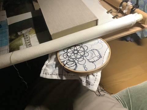 刺繍枠を刺繍枠で挟む