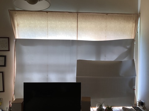 アルミシートに窓に
