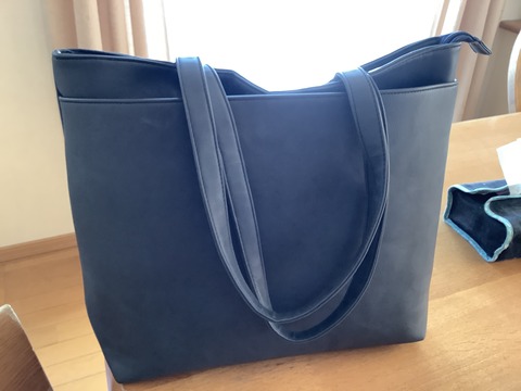 ベルトの長いトートバッグ